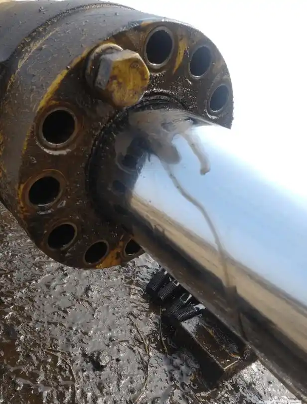 What are the common causes of oil leakage in hydraulic cylinders？