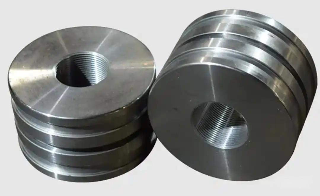 What are the material options for hydraulic cylinders?