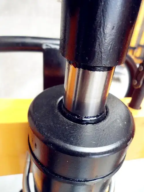 What signs indicate that the hydraulic cylinder needs maintenance?