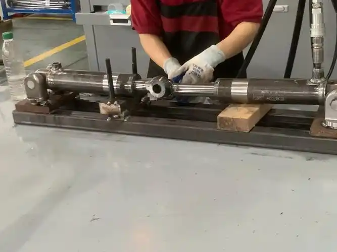 What should be noted when disassembling a hydraulic cylinder?