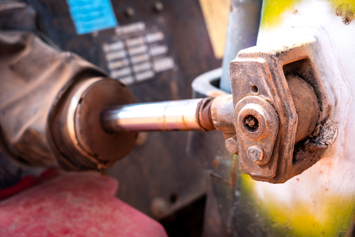 How do hydraulic cylinders cope with complex installation environments?